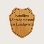 Namnskylt i trä med sköldform