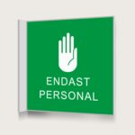 Flaggskylt Endast Personal Grön 150 x 150 mm