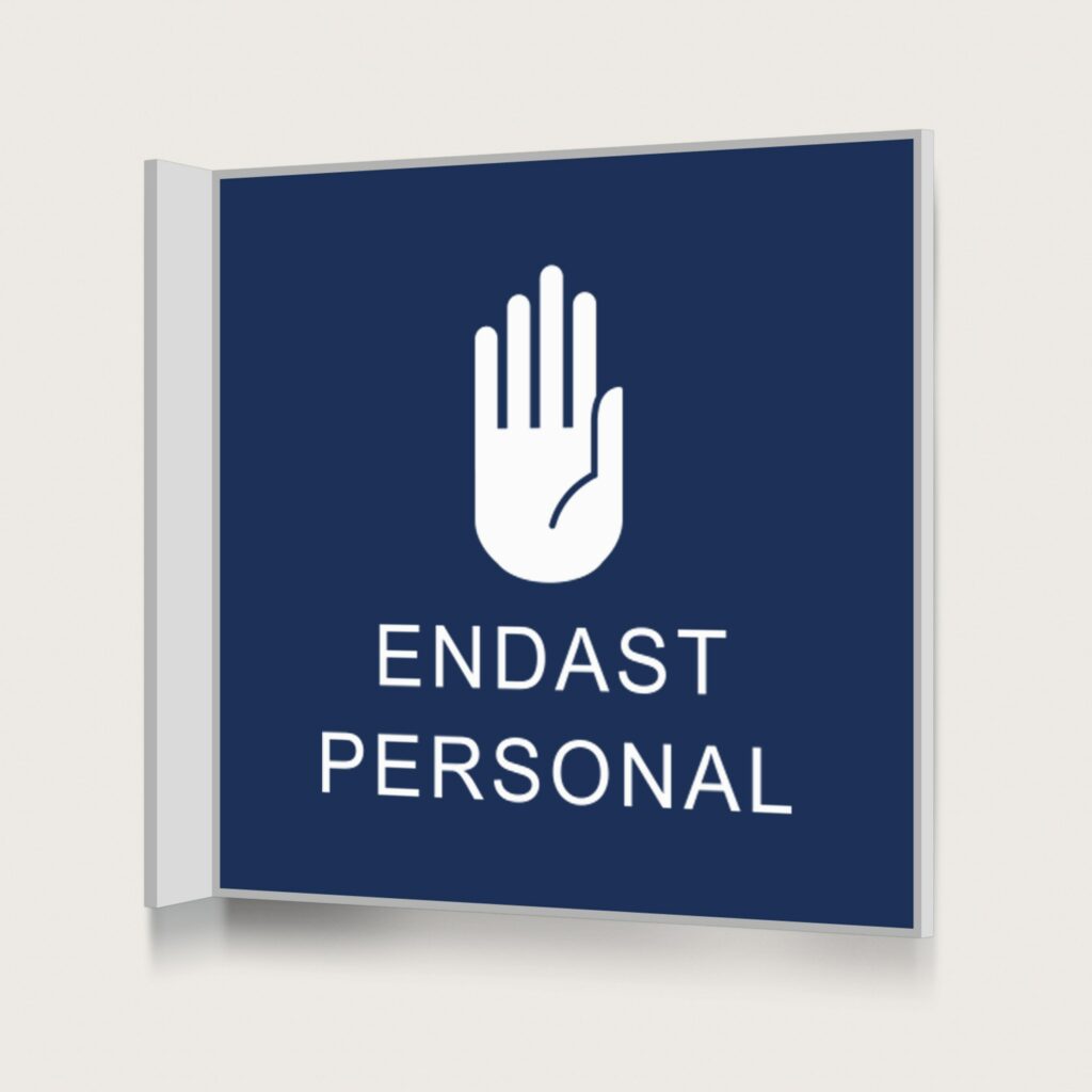 Flaggskylt Endast Personal Mörkblå 150 x 150 mm