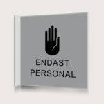 Flaggskylt Endast Personal Silver 150 x 150 mm
