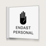 Flaggskylt Endast Personal Vit 150 x 150 mm