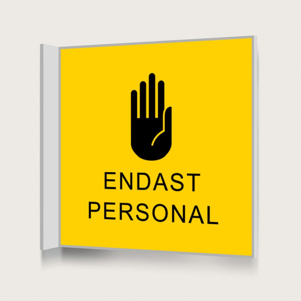 Flaggskylt Endast Personal Gul 150 x 150 mm