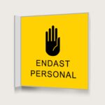 Flaggskylt Endast Personal Gul 150 x 150 mm