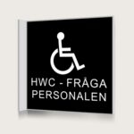 Flaggskylt HWC Fråga Personalen Svart 150 x 150 mm