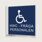 Flaggskylt HWC Fråga Personalen Mörkblå 150 x 150 mm