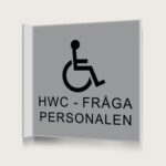 Flaggskylt HWC Fråga Personalen Silver 150 x 150 mm
