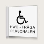 Flaggskylt HWC Fråga Personalen Vit 150 x 150 mm