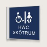 Flaggskylt HWC / Skötrum Mörkblå 150 x 150 mm