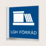 Flaggskylt Lägenhetsförråd Blå 150 x 150 mm