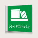 Flaggskylt Lägenhetsförråd Grön 150 x 150 mm