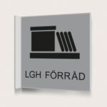 Flaggskylt Lägenhetsförråd Silver 150 x 150 mm