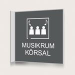 Flaggskylt Muskrum / Körsal Charcoal 150 x 150 mm