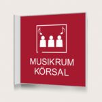 Flaggskylt Muskrum / Körsal Röd 150 x 150 mm