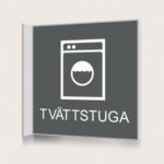 Flaggskylt Tvättstuga Charcoal 150 x 150 mm