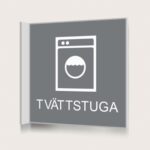 Flaggskylt Tvättstuga Grå 150 x 150 mm
