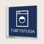 Flaggskylt Tvättstuga Mörkblå 150 x 150 mm