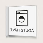 Flaggskylt Tvättstuga Vit 150 x 150 mm
