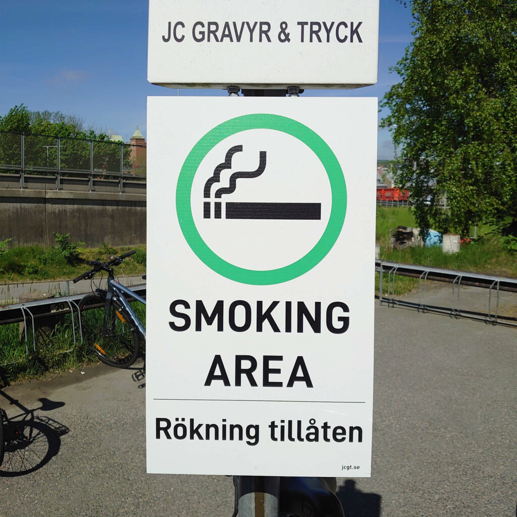 Smoking Area Rökning tillåten skylt på stolpe