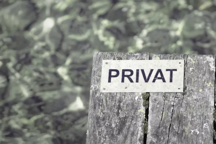 Får man sätta upp skyltar på privat mark?