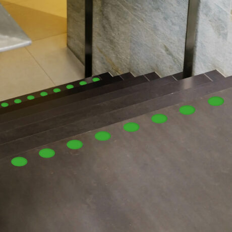 Kontrastmarkering trappa golv grön inomhus