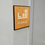 Taktilt piktogram trä med ram Förråd