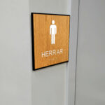 Taktilt piktogram trä med ram Herrar