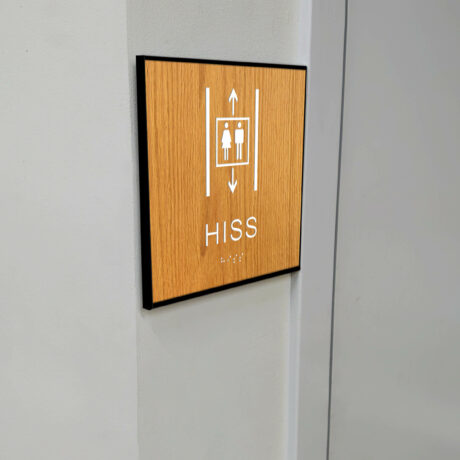 Taktilt piktogram trä med ram Hiss