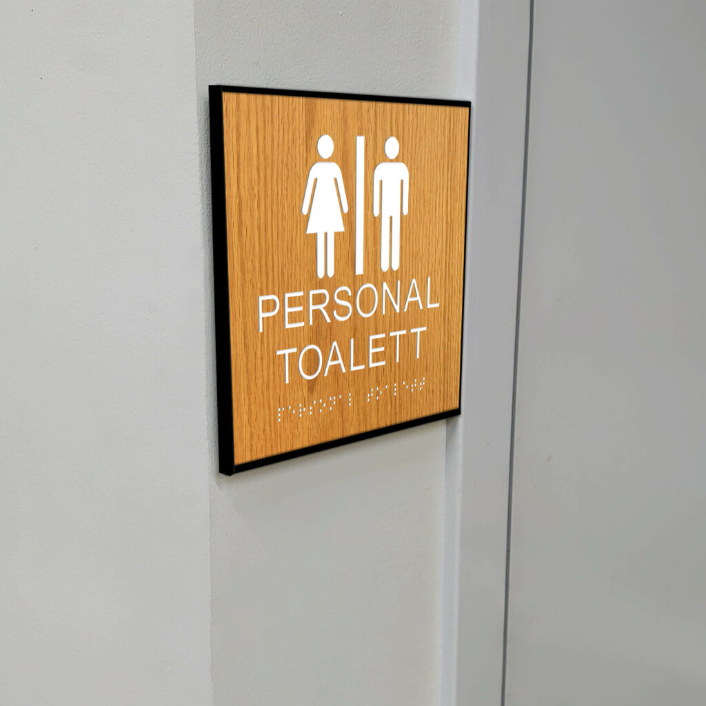 Taktilt piktogram trä med ram Personaltoalett