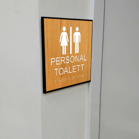 Taktilt piktogram trä med ram Personaltoalett