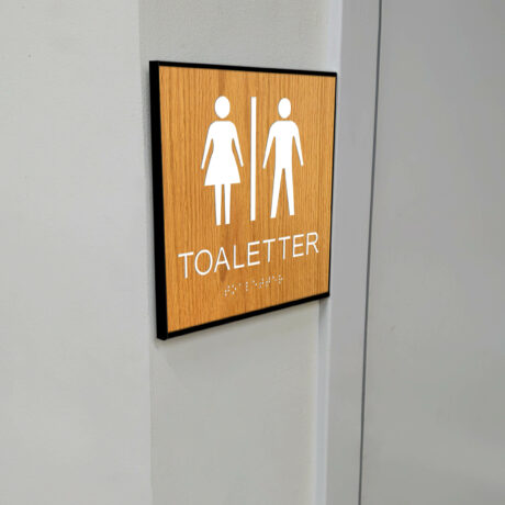Taktilt piktogram trä med ram Toaletter