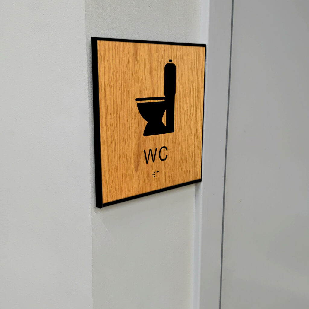 Taktilt piktogram trä med ram WC