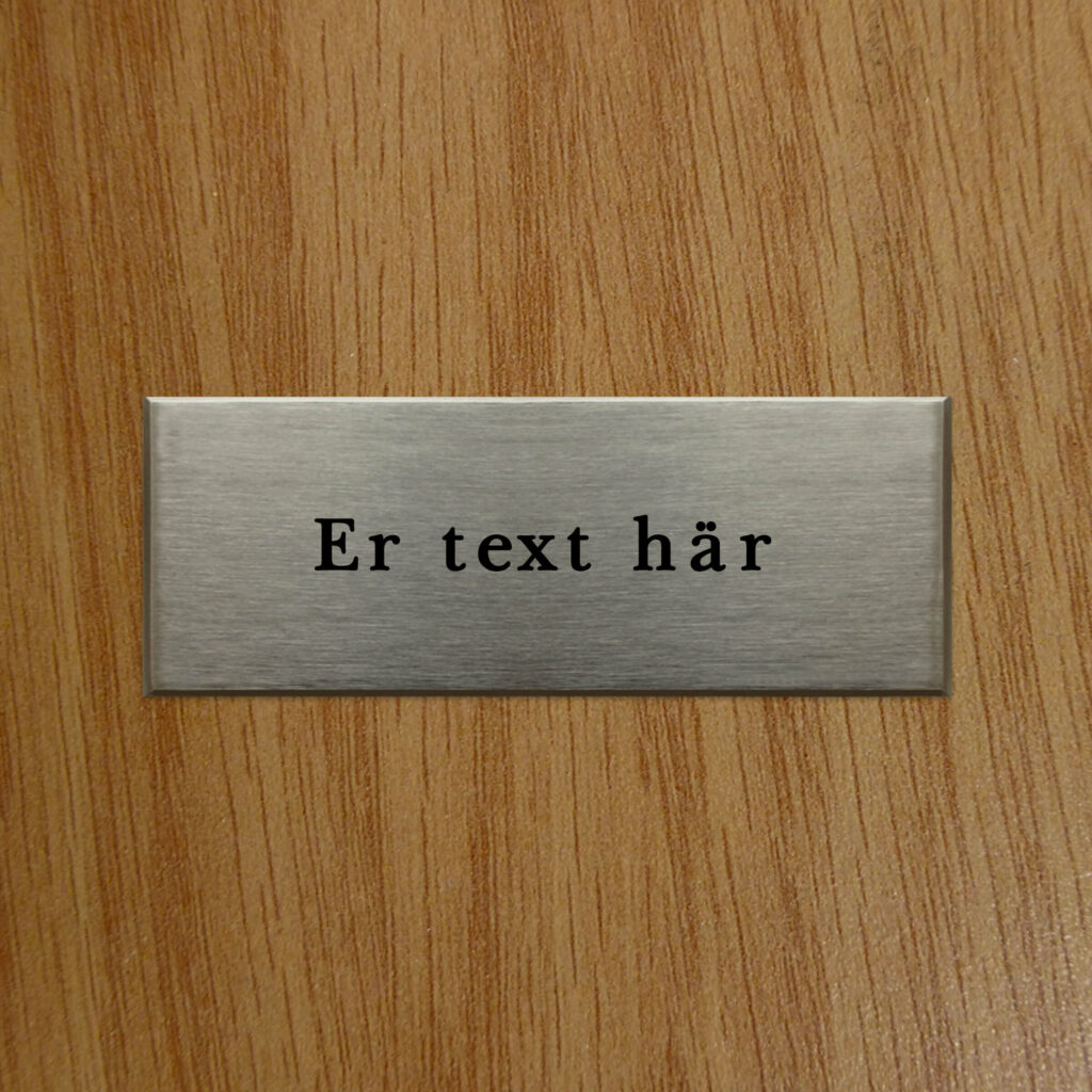 Dörrskylt Genua i förnicklad mässing på trädörr