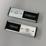 Diskad odiskad skyltar svart silver aluminium