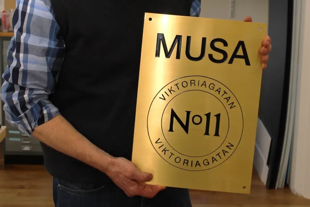 Messingschild mit eigenem Logo