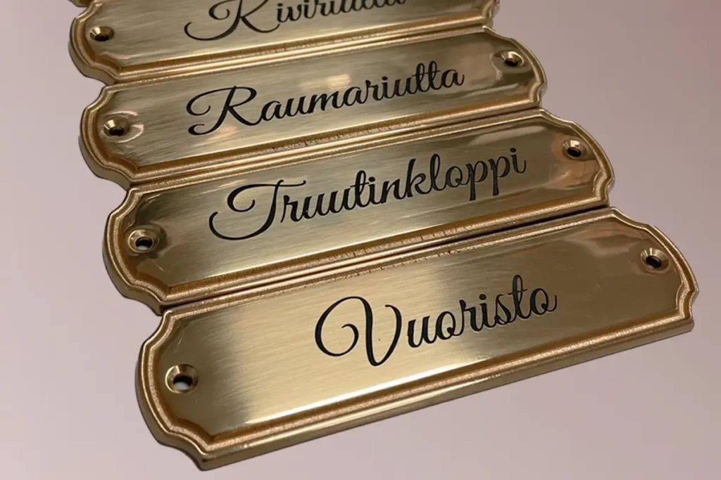Messingschilder in großer Anzahl