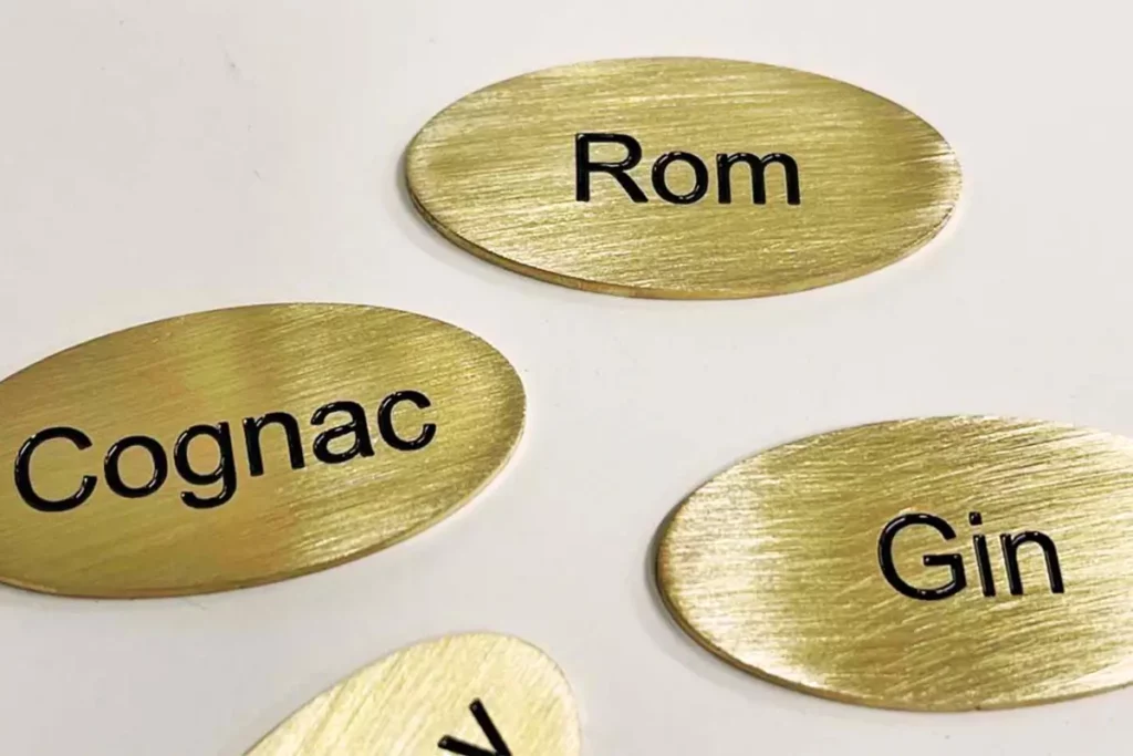 Ovale Messingschilder mit graviertem Text