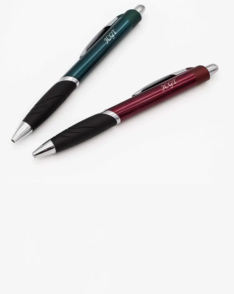 Två stycken pennor med graverad text på