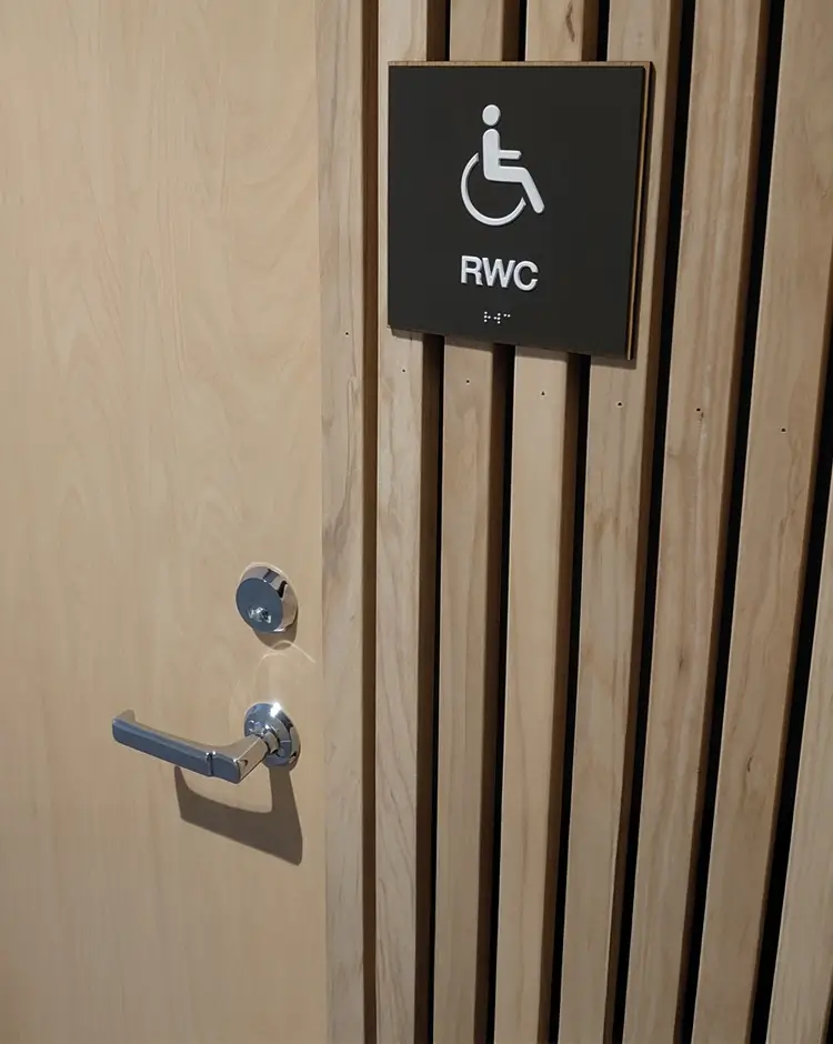 Taktilt piktogram RWC på en trävägg
