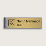 Namnskylt i mässing med militärklämma med namn och logga