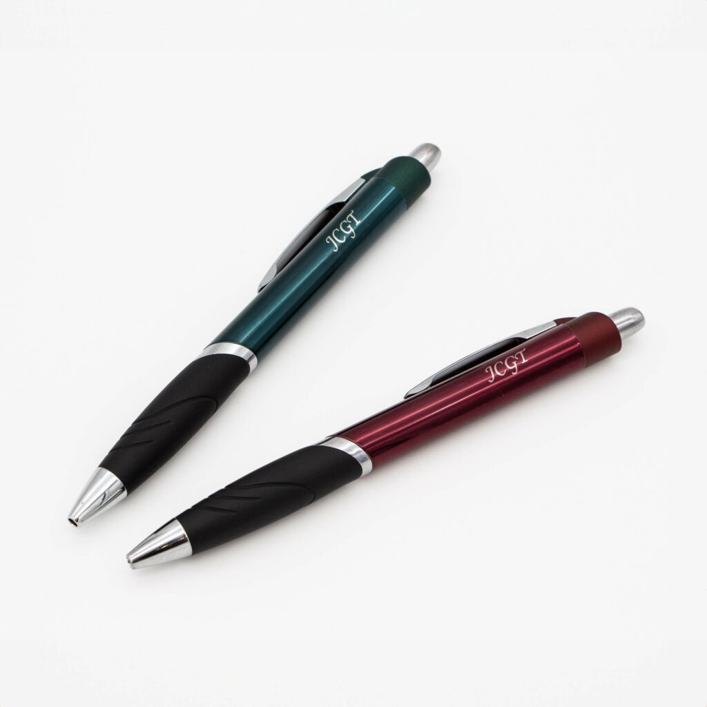 jcgt3102 En röd och en grön graverad penna på