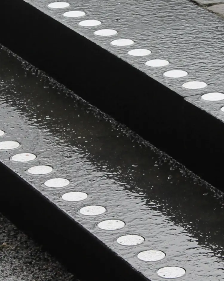 Kontrastmarkering utomhus på svart trappa