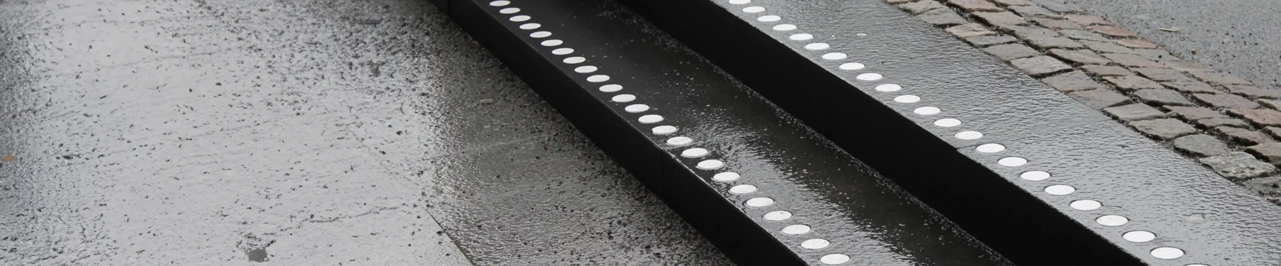 Kontrastmarkering för stentrappa utomhus