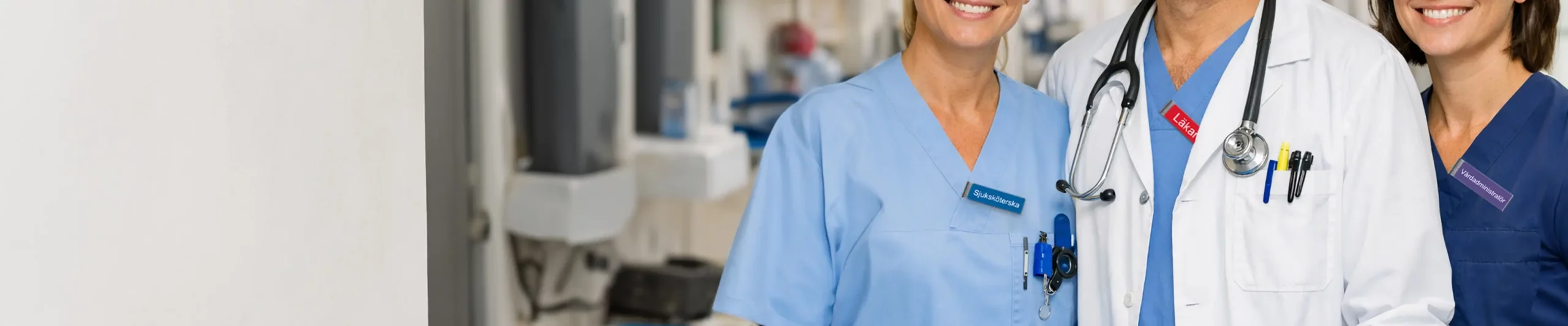 Namnskyltar till sjukvårdspersonal. En sjuksköterska, en läkare och en Vårdadministratör.