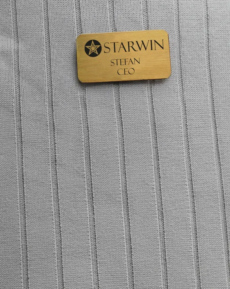 Namnskylt i graverad mässing med titeln CEO