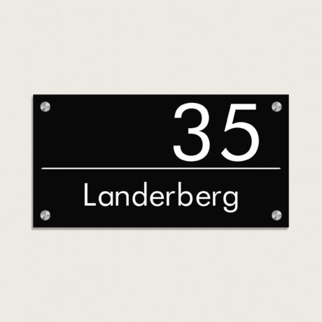 Husnummerskylt i svart aluminium med husnummer och efternamn. Storlek 250 x 130 mm