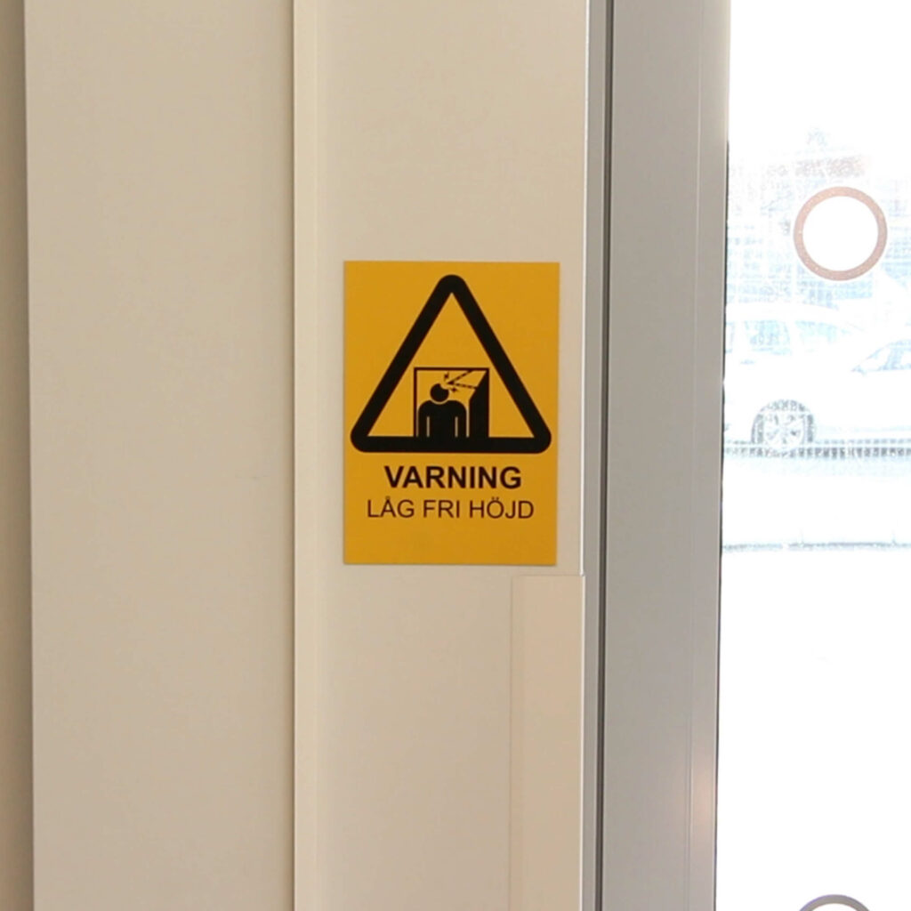 Varning Låg fri höjd - Aluminiumskylt
